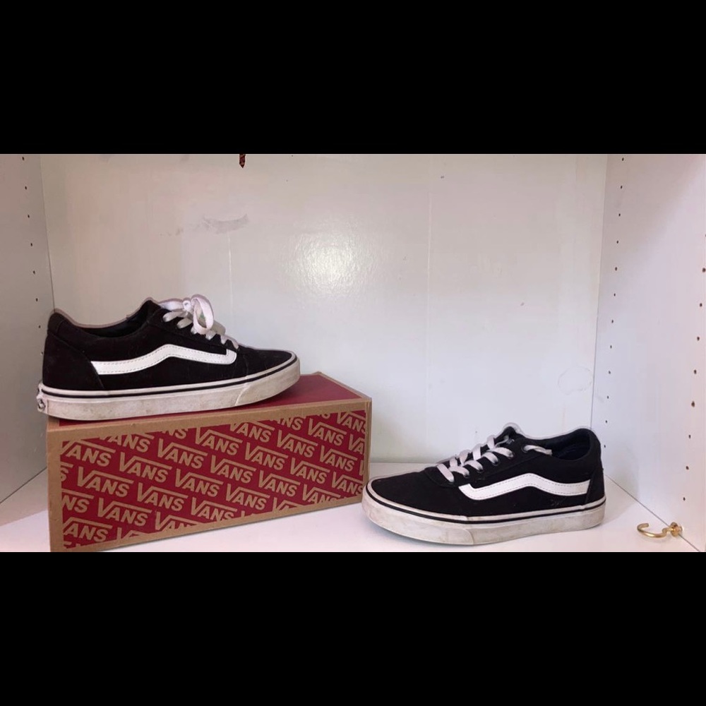 Women’s size 8 warden low black and white vans